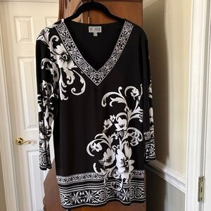 *JM Collection Black & White Floral Pattern Sparkly V Neck Tunic 3/4 Sleeve Top